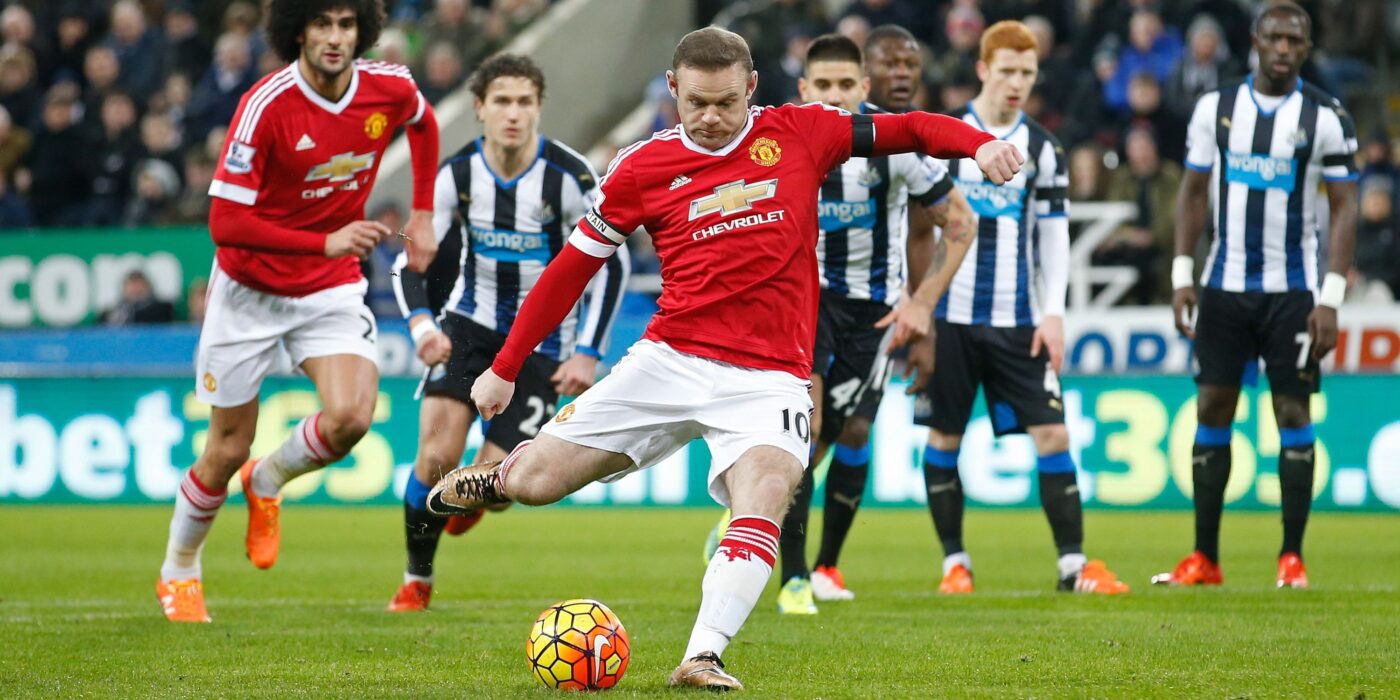 Wayne Rooney bước lên chấm phạt đền