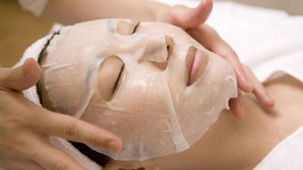 Massage nhẹ nhàng khi đắp mặt nạ thẩm thấu da