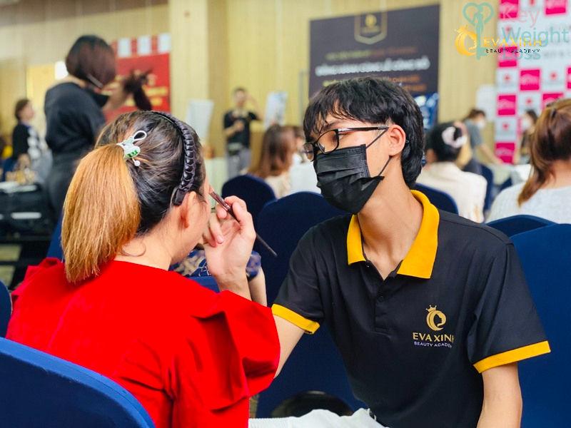Khóa học make up chuyên nghiệp: Lộ trình trở thành chuyên gia trang điểm 2024